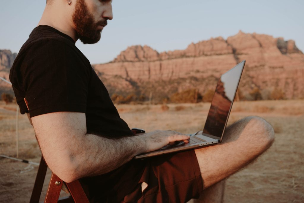 Explorez l'Univers de la Formation en Langage Internet : Un Voyage en 3 Lettres